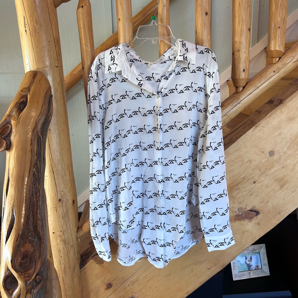 Jane & Delancey Telephone Novelty Print Bonjour Black and White Blouse - Picture 7 of 10